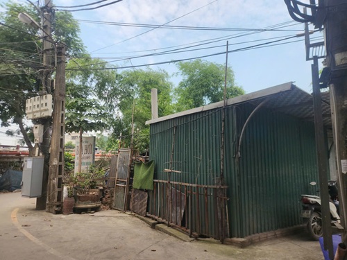 Cần mạnh tay xử lý vi phạm ven sông Nhuệ. Ảnh: Minh Hạnh