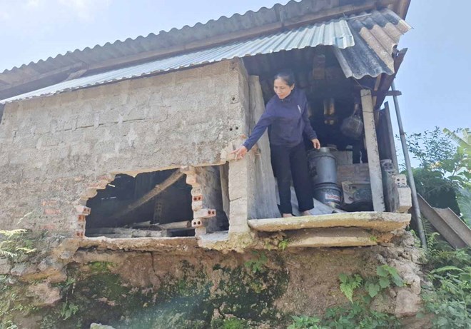 Sạt lở bờ sông Ngàn Phố khiến người dân bất an
