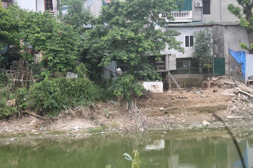 Vi phạm hành lang thoát lũ sông Nhuệ diễn biến phức tạp. Ảnh: Minh Hạnh