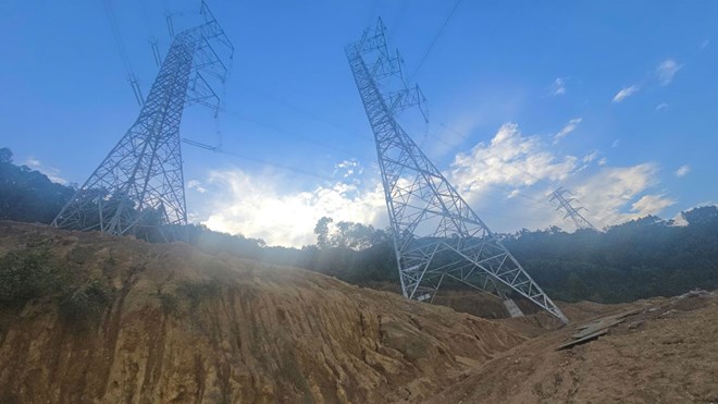 Sạt lở ăn sâu móng cột điện 500kV Lào Cai - Vĩnh Yên, người dân thấp thỏm
