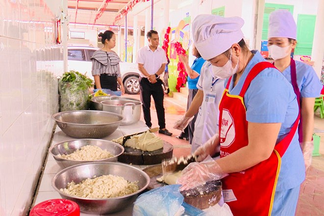 Điện Biên siết chặt an toàn thực phẩm tại bếp ăn bán trú