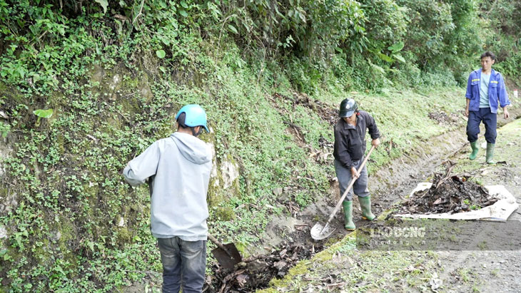 Công nhân khơi thông cống rãnh trên các đoạn tuyến đường huyết mạch