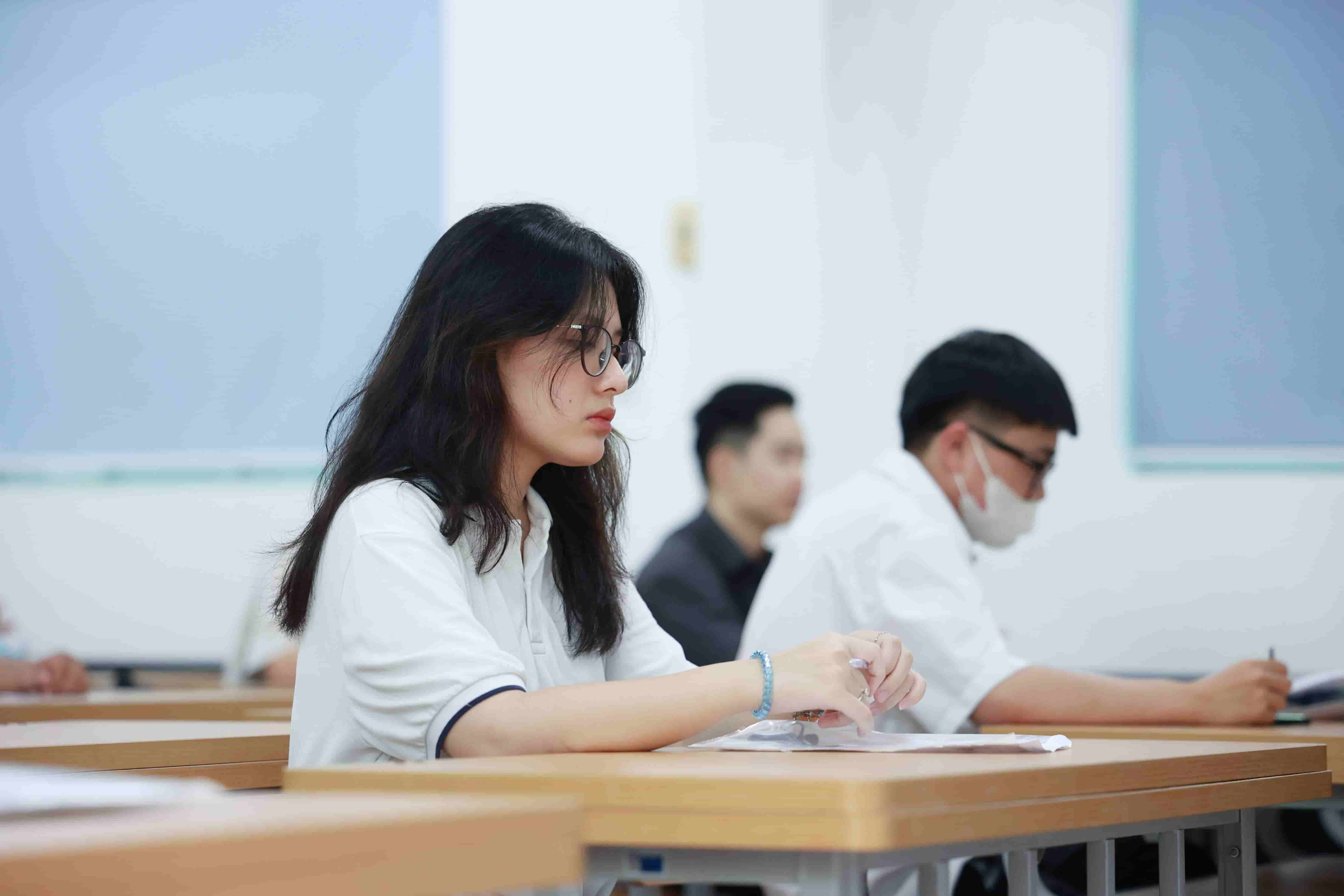 Giảm 70% học phí sẽ căn cứ vào xã hay thôn đặc biệt khó khăn là câu hỏi được sinh viên đặt ra. Ảnh minh họa: Hải Nguyễn