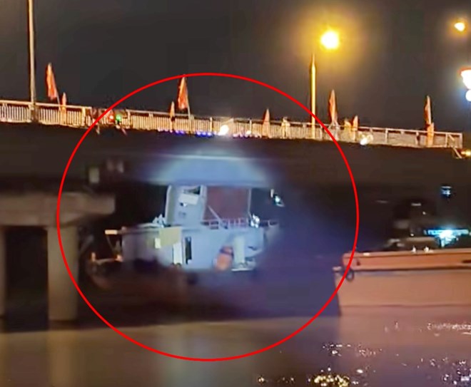 Ninh Bình tạm cấm ô tô qua cầu Đò Quan sau sự cố tàu hàng mắc kẹt