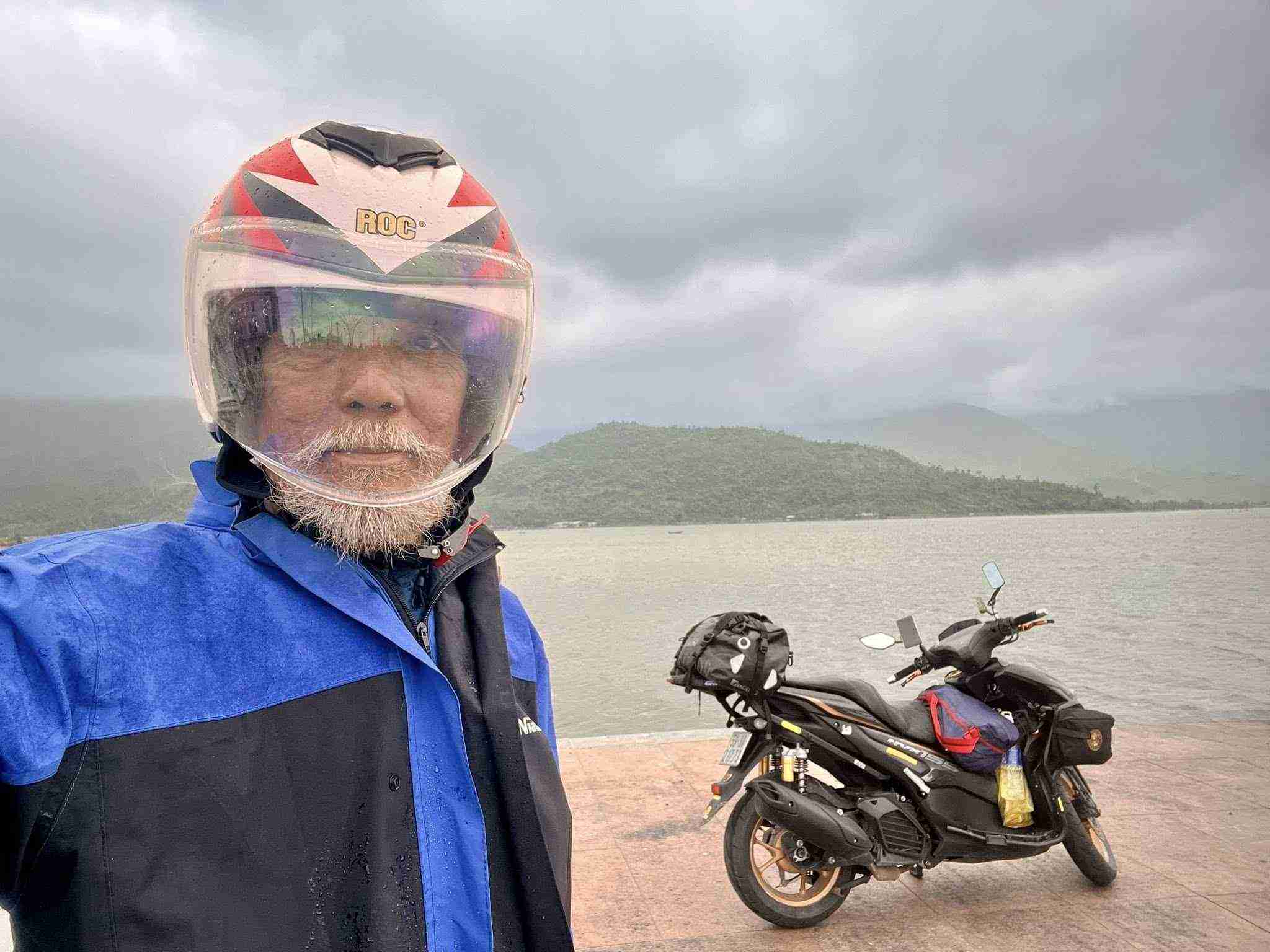 Ông Vân cùng con “chiến mã” 155cc đi khắp Việt Nam. Ảnh: Nhân vật cung cấp