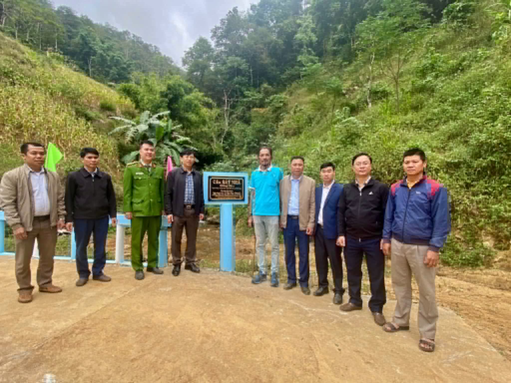 Niềm vui xê dịch của ông thêm trọn vẹn khi gắn liền với hành trình xây cầu cho bà con. Ảnh: Nhân vật cung cấp
