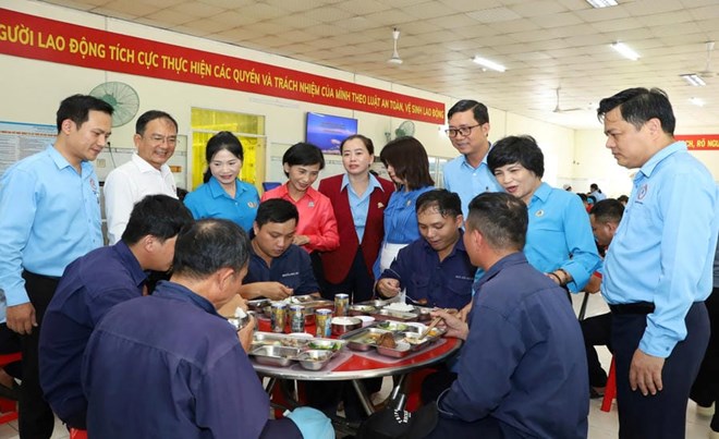 Công nhân được giải đáp về các bệnh thường gặp trong lao động