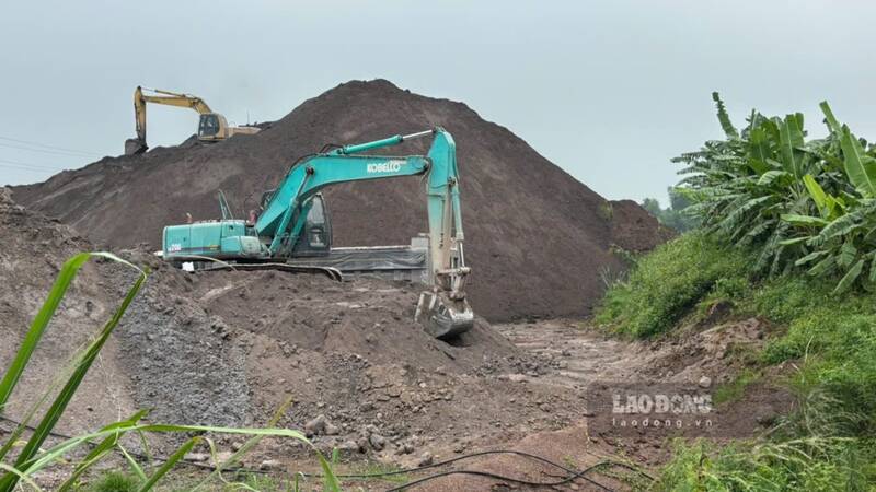 Thiếu các phương án đảm bảo an toàn môi trường tại bãi tập kết tro xỉ. Ảnh: Việt Bắc