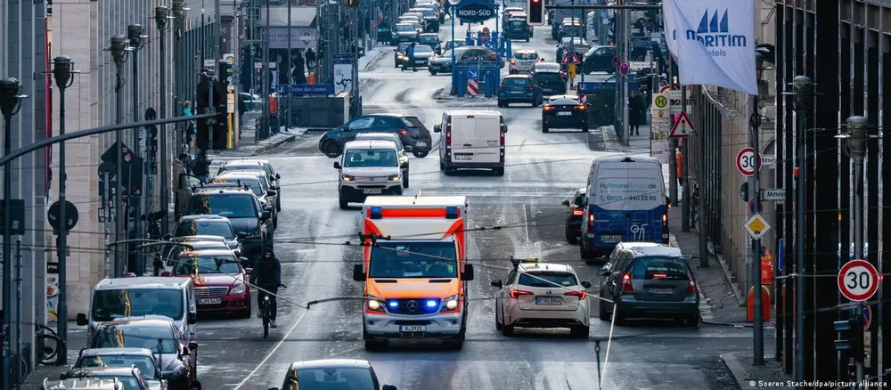 Một con phố đông đúc xe hơi tại trung tâm Berlin. Ảnh: DPA anh-1.jpg