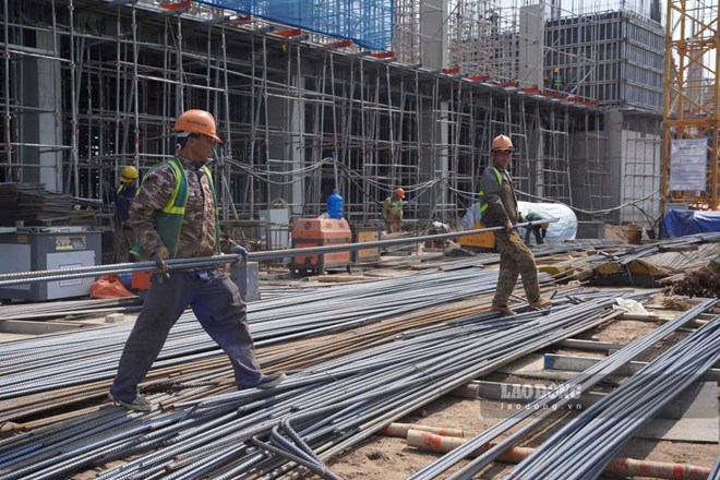 Công nhân bám công trường thi công bệnh viện 1.200 giường trong mùa nắng nóng