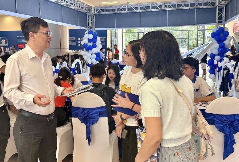TS. Vũ Văn Ngọc - Viện trưởng Viện Đào tạo Tiên tiến, Chất lượng cao  & POHE, Đại học Kinh tế Quốc dân trao đổi với phụ huynh, học sinh tại ngày hội tư vấn, hướng nghiệp năm 2026. Ảnh: Vân Trang