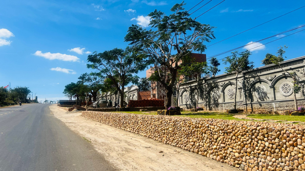 UBND xã Ia Hrú cho biết sẽ thành lập đoàn cưỡng chế, tháo dỡ nếu chủ công trình “chây ì”, không thực hiện. Ảnh Trần Hiền clo_br_z7856246703470-c93b6d78741ca25acd609cad50e5fa01.jpg