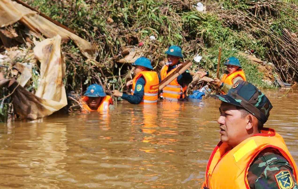 Các lực lượng tìm kiếm bé gái bị lũ cuốn trôi tại phường Lang Biang - Đà Lạt. Ảnh: Thần Hy