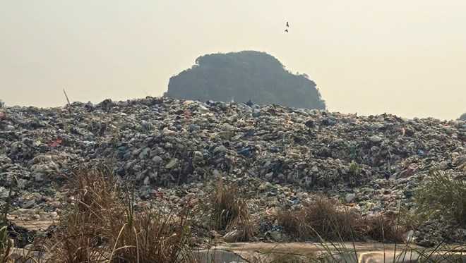 Hơn 400.000m3 rác thải tồn đọng tại khu vực thung Quèn Khó chưa được xử lý. Ảnh: Nguyễn Trường