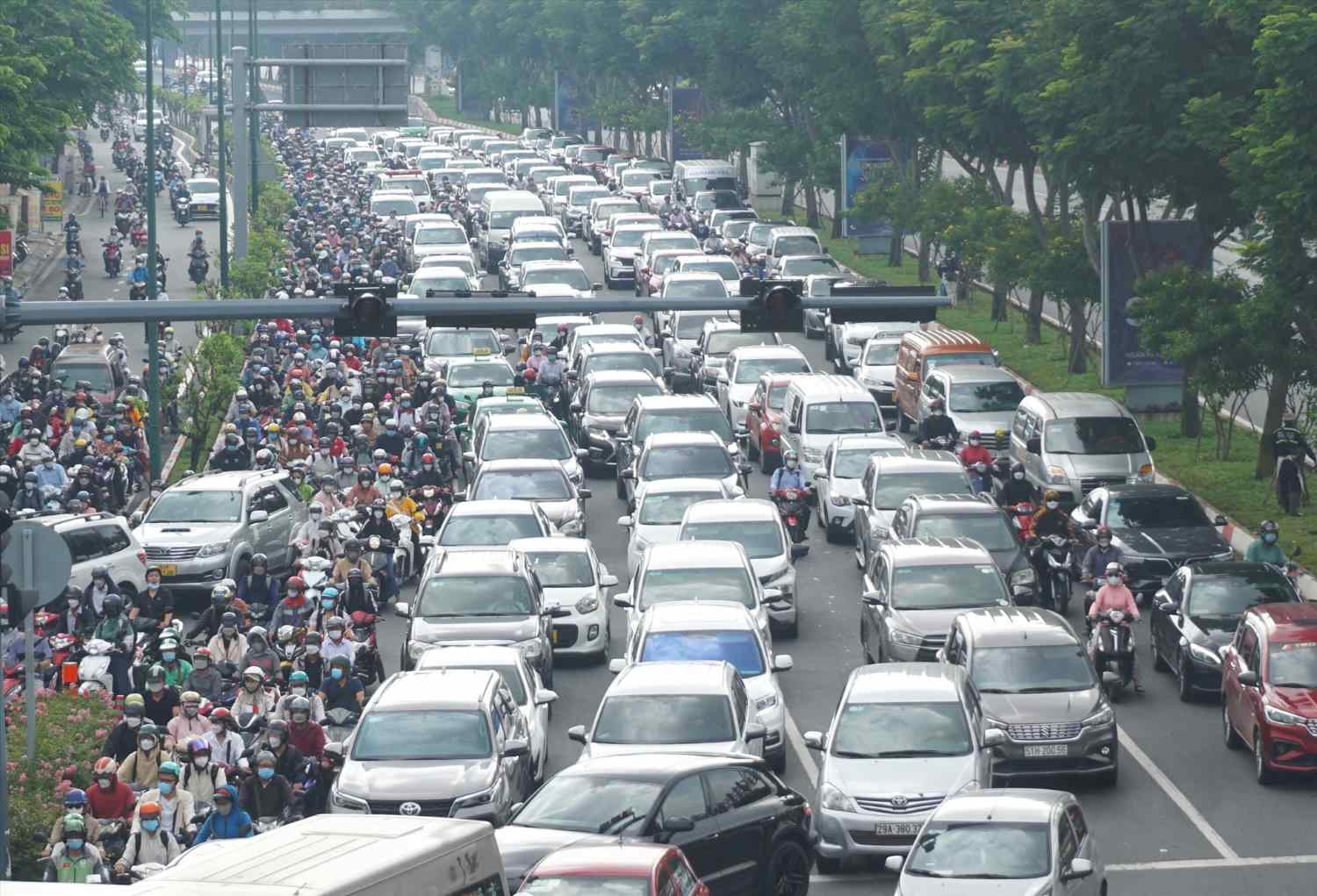 TPHCM đang quản lý hơn 12,8 triệu phương tiện, trong đó có gần 1,2 triệu ôtô. Ảnh: Minh Quân