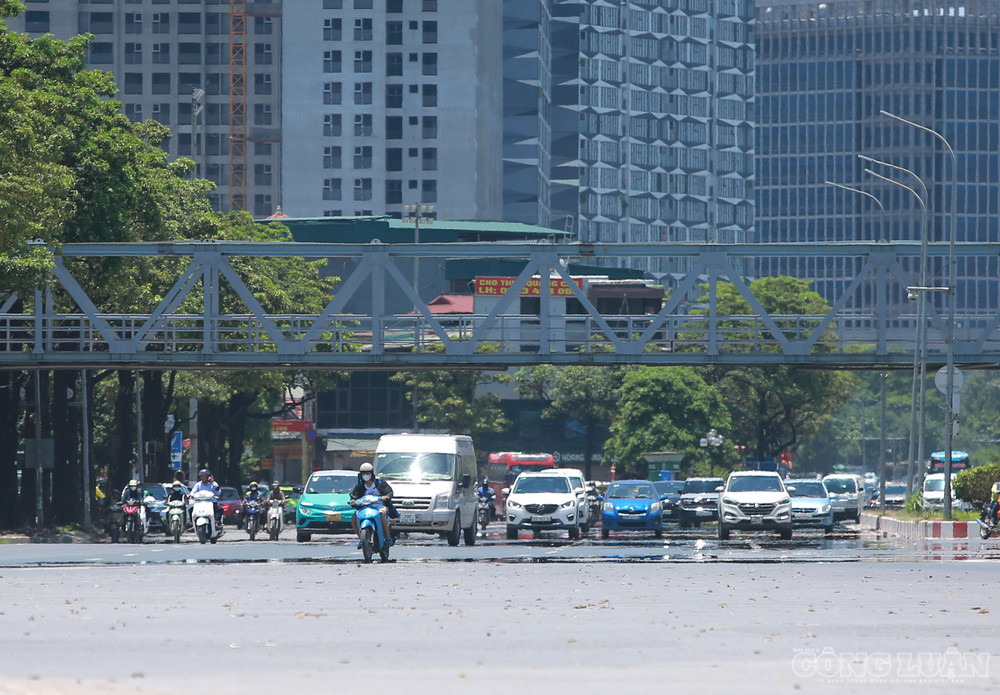 Những ngày này, trên nhiều tuyến phố ở Hà Nội vào khung giờ 11h-16h như “hắt lửa”, hơi nóng bốc lên khiến mặt đường xuất hiện ảo ảnh như đang bốc hơi nước. clo_br_6r4a3156.jpg