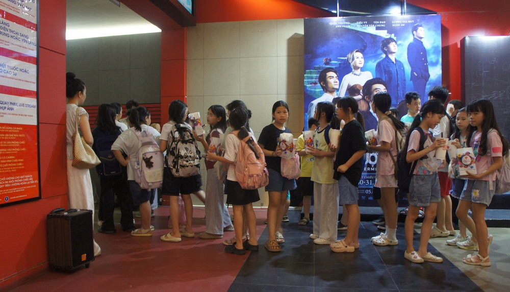 Những khán giả nhỏ tuổi xếp hàng vào xem phim “Doraemon: Nobita và lâu đài dưới đáy biển” tại Lotte Cinema Hà Đông, chiều 26/5. 3.jpg