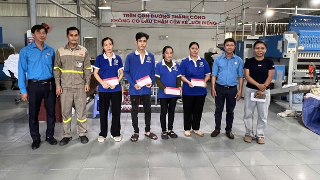 Công đoàn đặc khu Phú Quốc thăm hỏi, tặng quà cho đoàn viên, người lao động