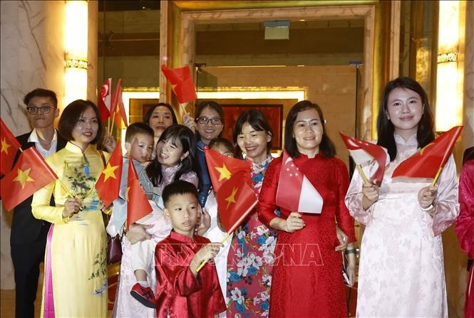 Cán bộ, nhân viên Đại sứ quán và cộng đồng người Việt Nam tại Singapore đón Tổng Bí thư, Chủ tịch nước Tô Lâm và Phu nhân. Ảnh: Thống Nhất/TTXVN Cán bộ, nhân viên Đại sứ quán và cộng đồng người Việt Nam tại Singapore đón Tổng Bí thư, Chủ tịch nước Tô Lâm và Phu nhân. Ảnh: Thống Nhất/TTXVN