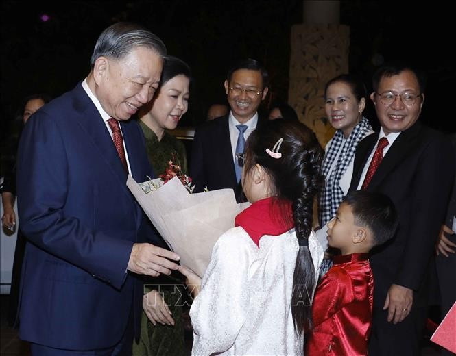 Cán bộ, nhân viên Đại sứ quán và cộng đồng người Việt Nam tại Singapore đón Tổng Bí thư, Chủ tịch nước Tô Lâm và Phu nhân. Ảnh: Thống Nhất/TTXVN Cán bộ, nhân viên Đại sứ quán và cộng đồng người Việt Nam tại Singapore đón Tổng Bí thư, Chủ tịch nước Tô Lâm và Phu nhân. Ảnh: Thống Nhất/TTXVN