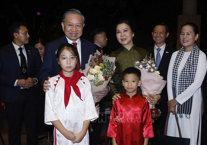 Cán bộ, nhân viên Đại sứ quán và cộng đồng người Việt Nam tại Singapore đón Tổng Bí thư, Chủ tịch nước Tô Lâm và Phu nhân. Ảnh: Thống Nhất/TTXVN Cán bộ, nhân viên Đại sứ quán và cộng đồng người Việt Nam tại Singapore đón Tổng Bí thư, Chủ tịch nước Tô Lâm và Phu nhân. Ảnh: Thống Nhất/TTXVN