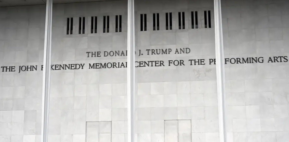 Dòng chữ mang tên Tổng thống Mỹ Donald Trump được thêm vào mặt tiền của Trung tâm Biểu diễn Nghệ thuật John F. Kennedy tại Washington, Mỹ vào ngày 19 tháng 12 năm 2025. Ảnh: GI trump-kenedy.jpg