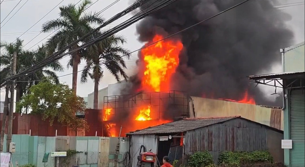 Kho phế liệu trăm mét vuông bất ngờ bốc cháy ngùn ngụt Kho phế liệu trăm mét vuông bất ngờ bốc cháy ngùn ngụt