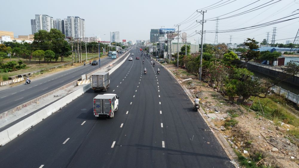 Đoạn dài khoảng 9,5km đã cơ bản hoàn thành mở rộng lên 9 làn xe. Ảnh: Đình Trọng