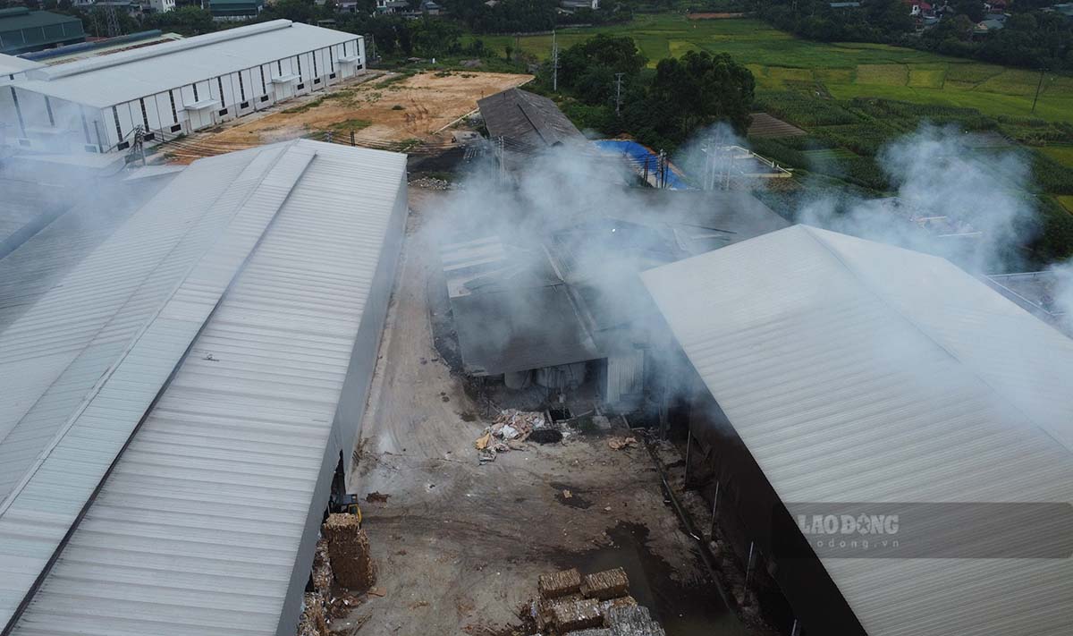 Khói và mùi hôi thối, khét lẹt tỏa ra trong quá trình tái chế giấy bao trùm cả khu vực. Ảnh: PV.