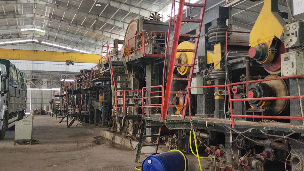 Những cố máy tái chế giấy cũ kỹ, lạc hậu bên trong nhà xưởng của HTX Giấy Phù Ninh vẫn âm thầm hoạt động dù chưa được cấp phép. Ảnh: PV.