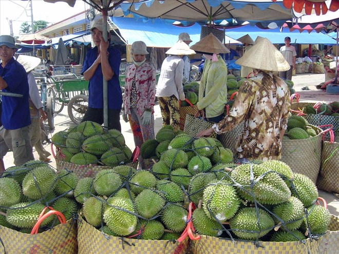 Buôn bán sầu riêng tại chợ lẻ. Ảnh: Thanh Mai