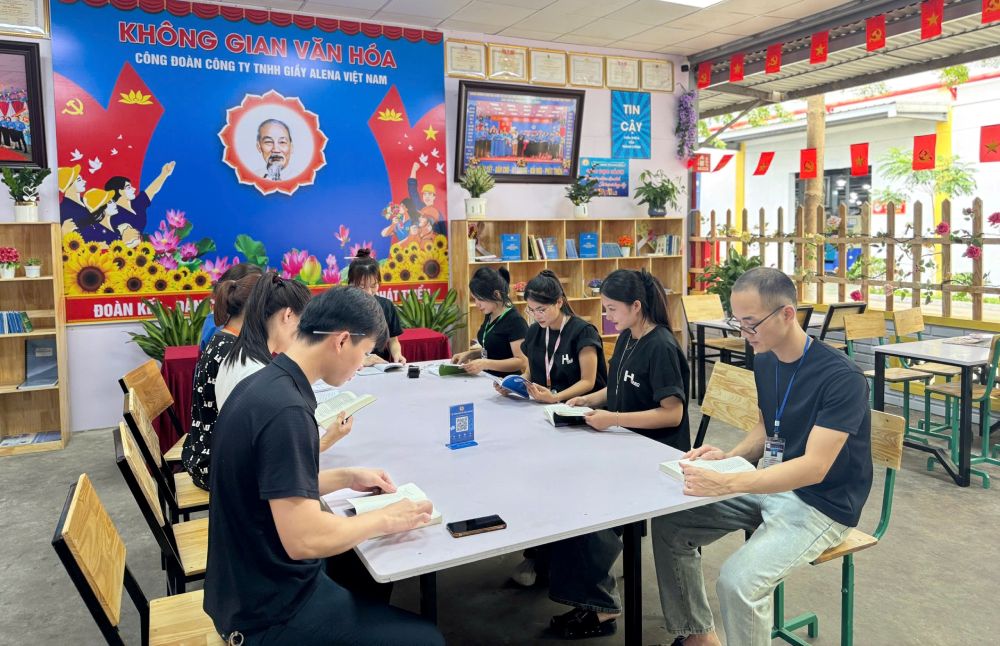 Công nhân lao động tại Công ty TNHH Giày Alena Việt Nam tận hưởng phút thư giãn, vui chơi, đọc sách tại “Không gian văn hóa Công nhân”.   Ảnh: QUÁCH DU