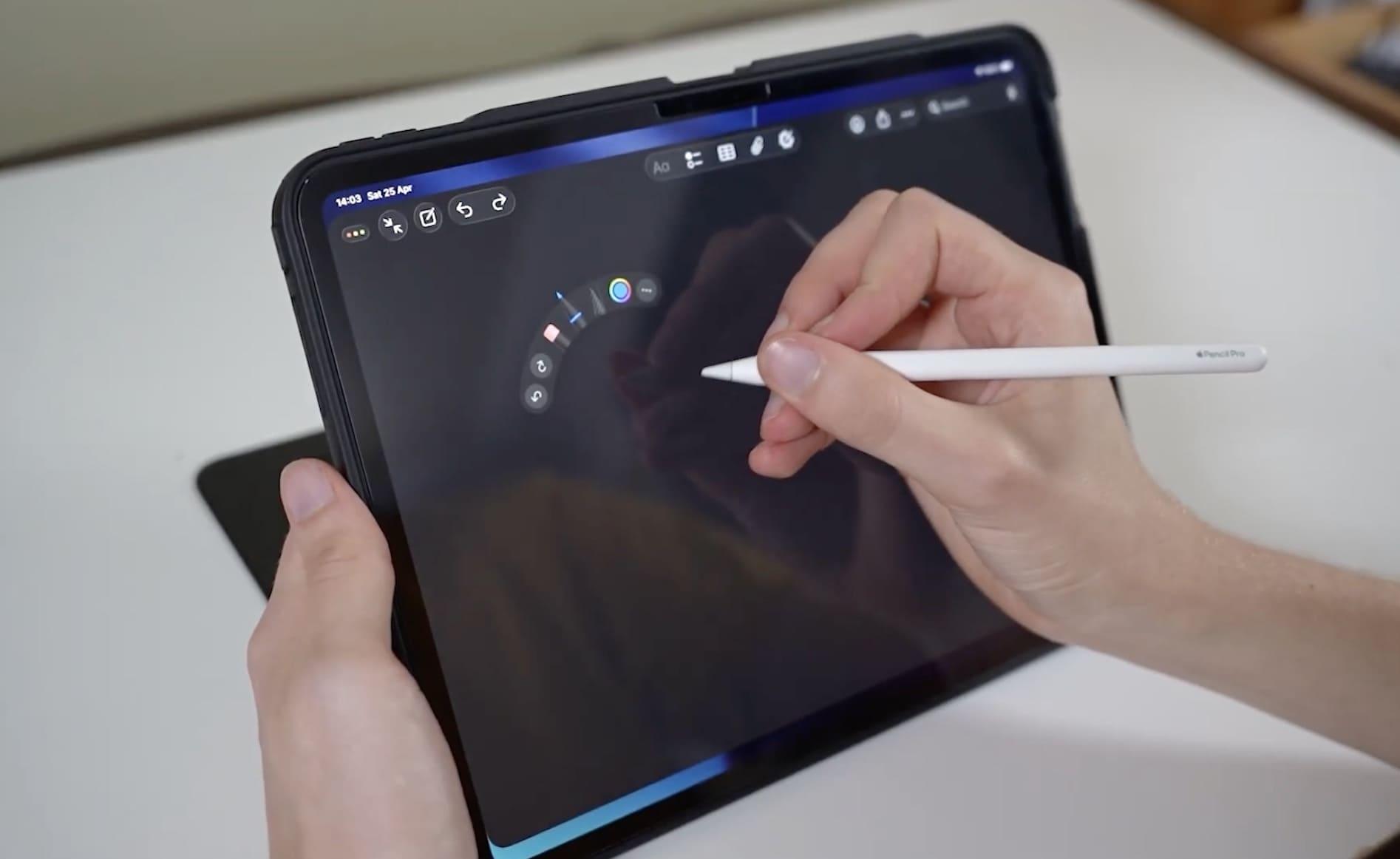 Apple Pencil Pro cho phép người dùng bóp nhẹ thân bút để mở nhanh bảng công cụ và chuyển đổi giữa các tùy chọn ngay trên iPad. Ảnh: Fix and Stuff