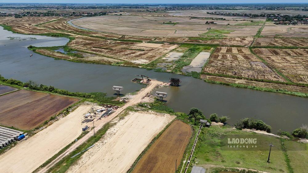 Một đoạn của Dự án Đường ven biển kết nối Hành lang kinh tế Đông - Tây giai đoạn 1 thi công cầm chừng, nhiều thời điểm vắng bóng công nhân. Ảnh: Nguyễn Luân
