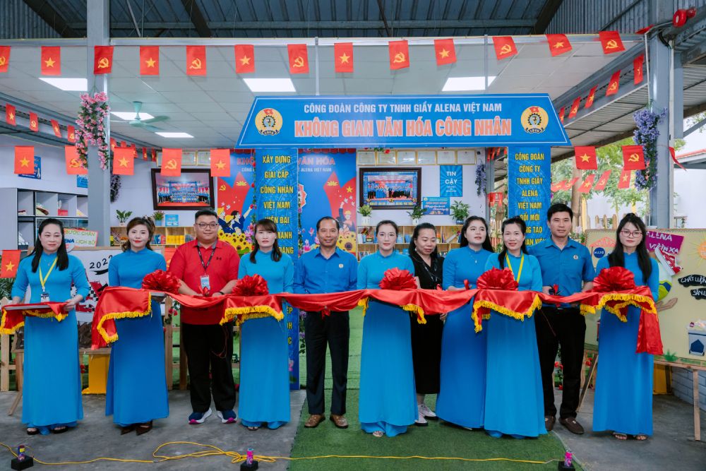 Ra mắt “Không gian văn hóa Công nhân” tại Công ty TNHH Giày Alena Việt Nam.   Ảnh: QUÁCH DU