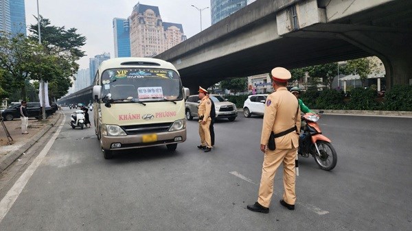 Công an Hà Nội xử lý nghiêm xe khách bắt khách quanh bến xe Mỹ Đình