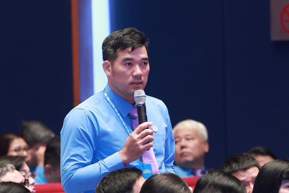 Anh Phạm Đình Duẩn - Anh hùng Lao động, Phó Trưởng phòng Điều khiển sản xuất, Công ty Cổ phần Than Vàng Danh cho rằng, người lao động có ý thức phấn đấu, được làm việc trong môi trường thuận lợi sẽ có mức thu nhập cao. Ảnh: Hải Nguyễn