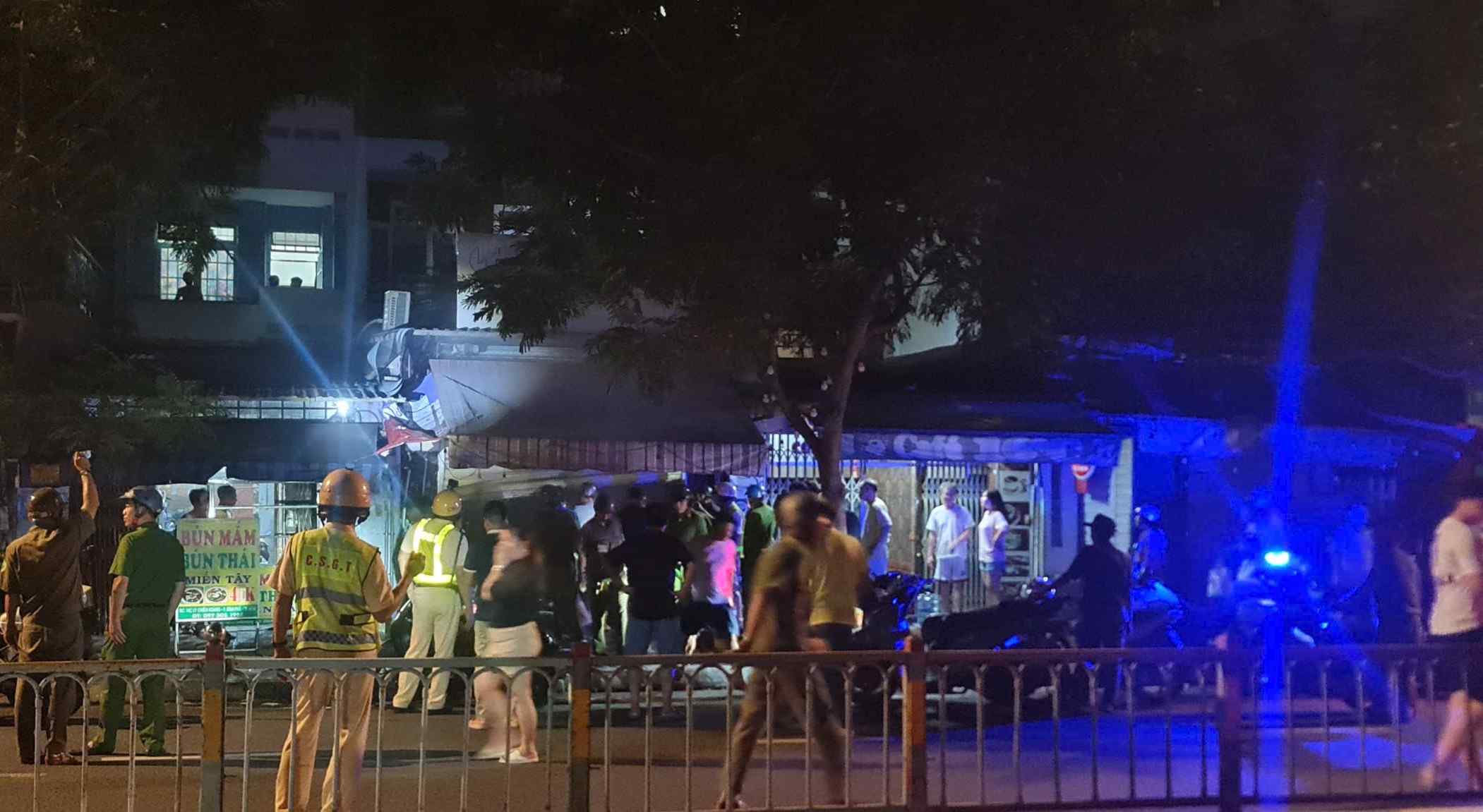 Lực lượng an ninh cơ sở phá cửa cuốn chữa cháy, hướng dẫn 6 người thoát nạn. Ảnh: Đức Vũ