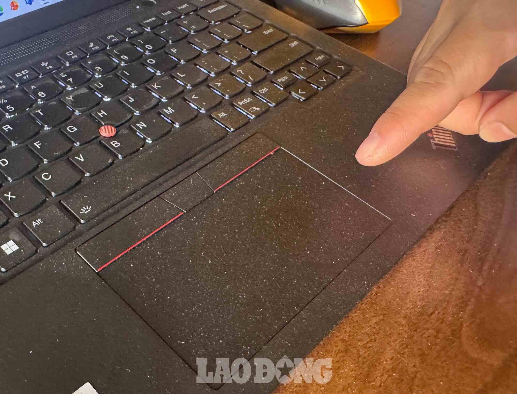 Bụi phủ từng lớp sau khi lau trước đó không lâu. Ảnh: Văn Sơn