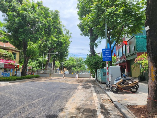 Nhiều đoạn tuyến trên phố Quang Trung (Hà Nội) đã lắp đặt xong cống và hoàn trả mặt bằng. Ảnh: Minh Hạnh