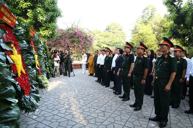 Phó Thủ tướng Phạm Thị Thanh Trà dâng hoa tưởng niệm các anh hùng liệt sĩ tại Công viên Lê Thị Riêng - Ảnh: VGP Phó Thủ tướng Phạm Thị Thanh Trà dâng hoa tưởng niệm các anh hùng liệt sĩ tại Công viên Lê Thị Riêng - Ảnh: VGP