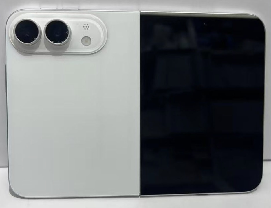 Hình ảnh rõ nét nhất về iPhone màn hình gập bất ngờ xuất hiện. Ảnh: