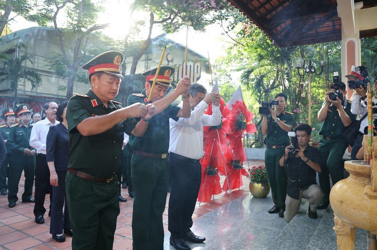 Các đại biểu dâng hương tưởng niệm các anh hùng liệt sĩ tại Công viên Lê Thị Riêng - Ảnh: VGP Các đại biểu dâng hương tưởng niệm các anh hùng liệt sĩ tại Công viên Lê Thị Riêng - Ảnh: VGP