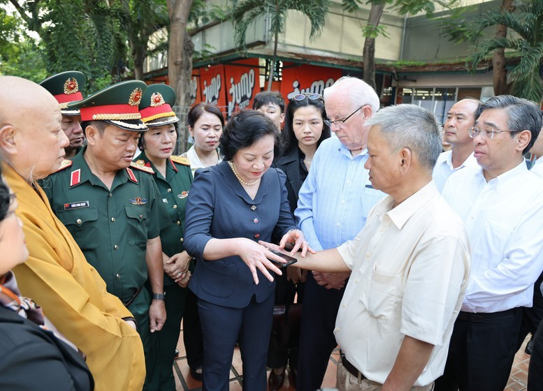 Phó Thủ tướng trao đổi với nhóm nghiên cứu hỗn hợp Việt Nam - Hoa Kỳ, nhân chứng phục vụ công tác tìm kiếm, quy tập hài cốt liệt sĩ - Ảnh: VGP Phó Thủ tướng trao đổi với nhóm nghiên cứu hỗn hợp Việt Nam - Hoa Kỳ, nhân chứng phục vụ công tác tìm kiếm, quy tập hài cốt liệt sĩ - Ảnh: VGP