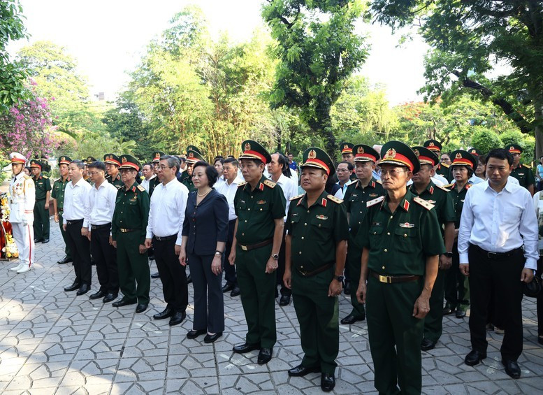 Phó Thủ tướng và các đại biểu thành kính tưởng nhớ, tri ân công lao to lớn của các anh hùng liệt sĩ - Ảnh: VGP Phó Thủ tướng và các đại biểu thành kính tưởng nhớ, tri ân công lao to lớn của các anh hùng liệt sĩ - Ảnh: VGP