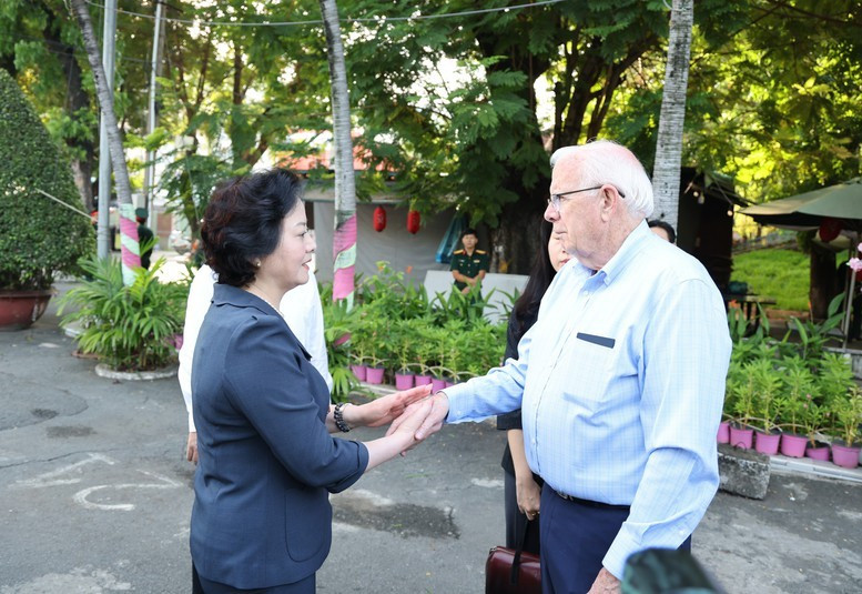 Phó Thủ tướng trao đổi với ông Robert Ambrose Connor, cựu quân nhân Hoa Kỳ về những căn cứ, tư liệu mà ông và nhóm tình nguyện thu thập phục vụ công tác tìm kiếm, quy tập hài cốt liệt sĩ - Ảnh: VGP Phó Thủ tướng trao đổi với ông Robert Ambrose Connor, cựu quân nhân Hoa Kỳ về những căn cứ, tư liệu mà ông và nhóm tình nguyện thu thập phục vụ công tác tìm kiếm, quy tập hài cốt liệt sĩ - Ảnh: VGP
