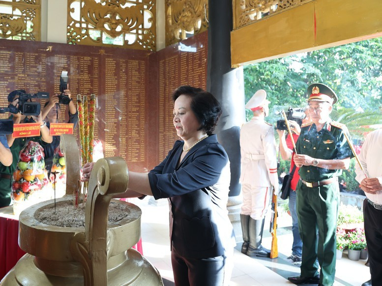 Phó Thủ tướng Phạm Thị Thanh Trà dâng hương tưởng niệm các anh hùng liệt sĩ tại Công viên Lê Thị Riêng - Ảnh: VGP Phó Thủ tướng Phạm Thị Thanh Trà dâng hương tưởng niệm các anh hùng liệt sĩ tại Công viên Lê Thị Riêng - Ảnh: VGP