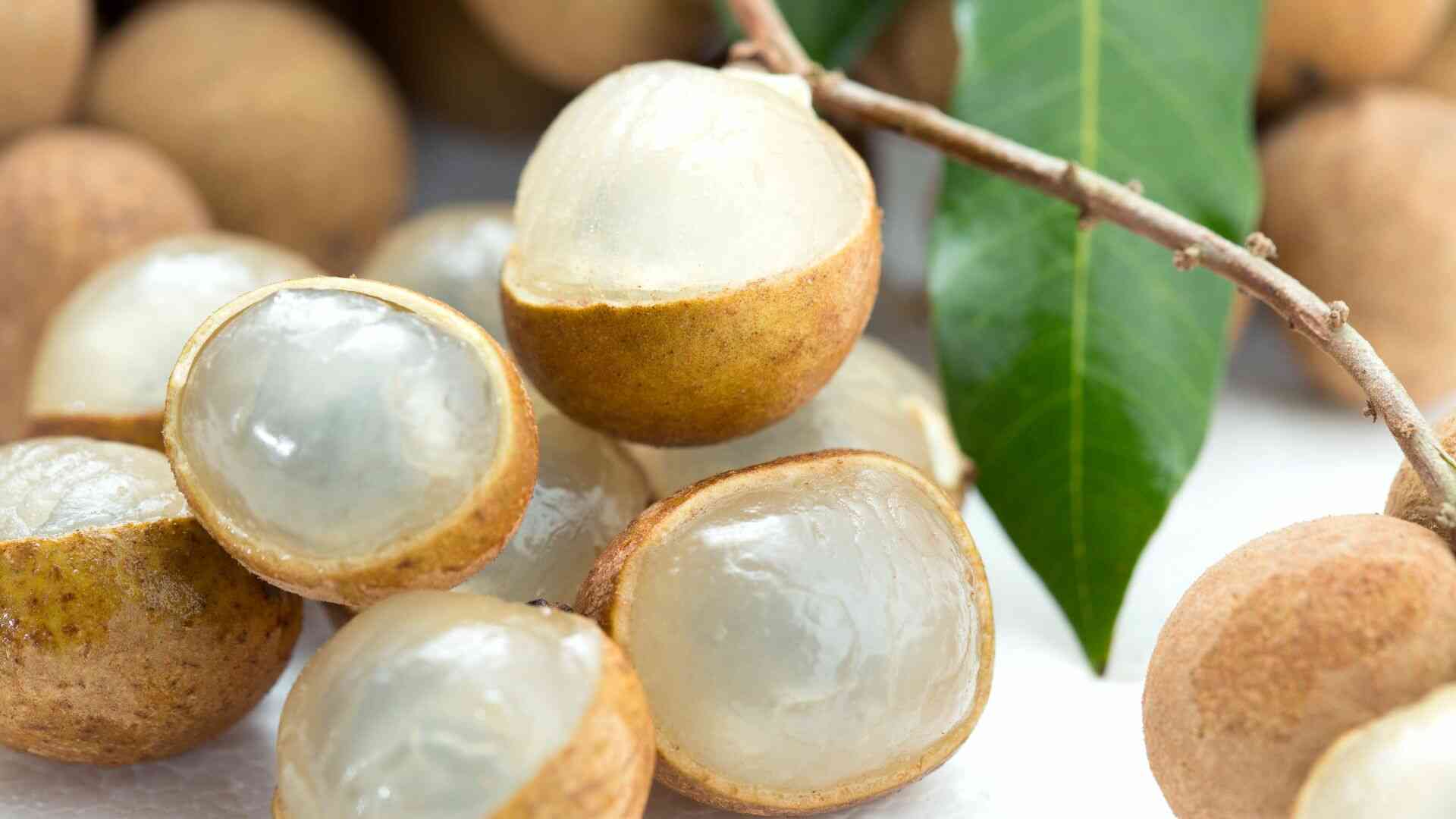 Quả nhãn cung cấp khoáng chất magie tự nhiên, hỗ trợ làm dịu hệ thần kinh và giúp cải thiện chất lượng giấc ngủ. Ảnh: Canva