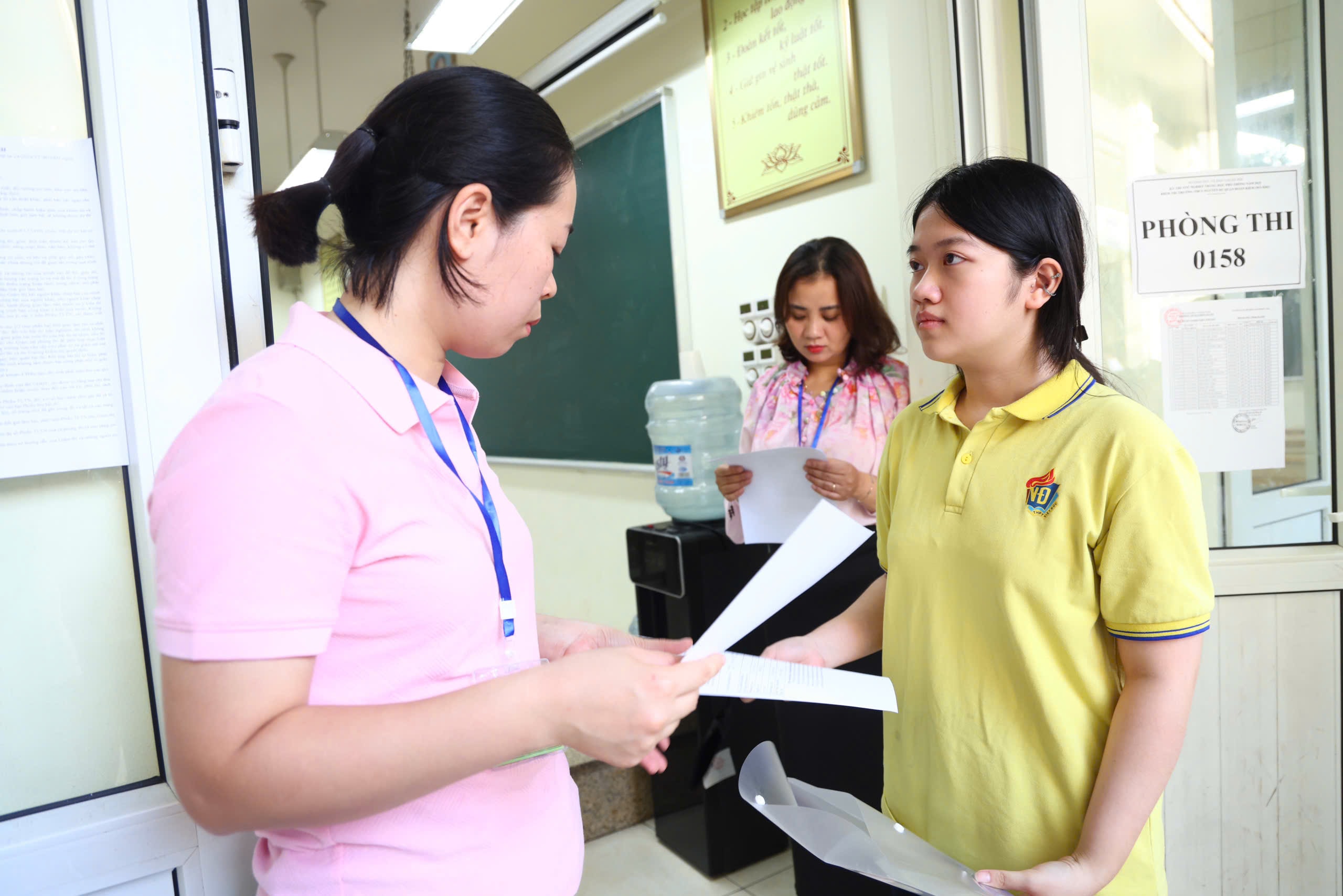Thí sinh dự thi tại điểm thi Trường THCS Nguyễn Du (quận Hoàn Kiếm). Ảnh: Lê Nguyễn