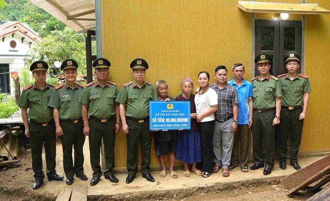 Giám đốc Công an tỉnh Cao Bằng trao hỗ trợ xây nhà cho hộ khó khăn